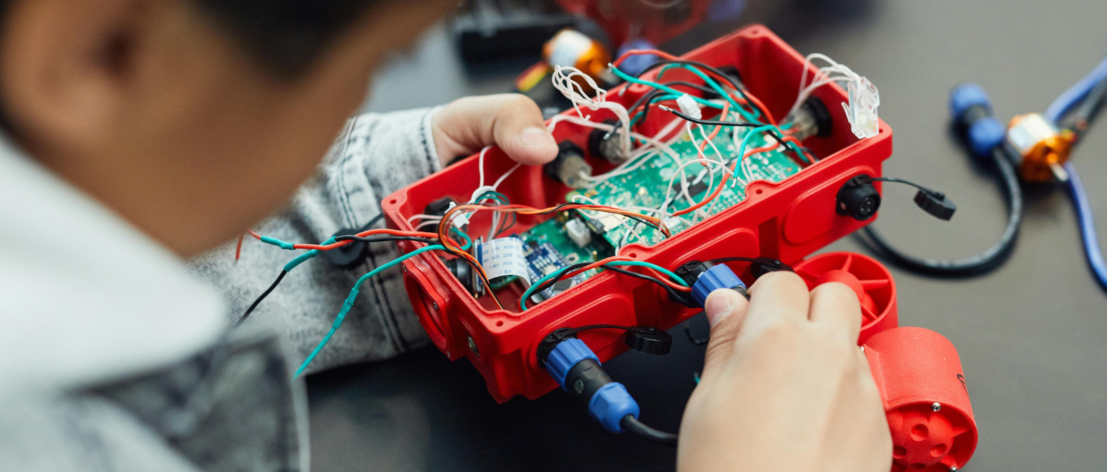 kid coding a robot